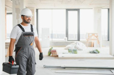 Hintli işçiler bir apartmanda tamirat yapıyor..