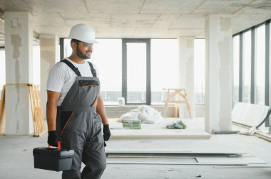 Hintli işçiler bir apartmanda tamirat yapıyor..