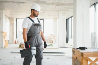 Hintli işçiler bir apartmanda tamirat yapıyor..