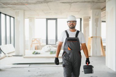 Hintli işçiler bir apartmanda tamirat yapıyor..