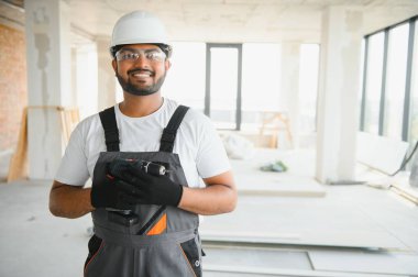 Taşınma, onarım ve insan konsepti - mutlu Hintli işçiler.