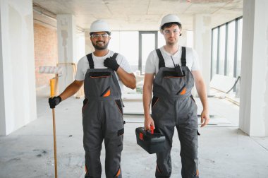 İnşaat alanında çok kültürlü inşaat işçileri..