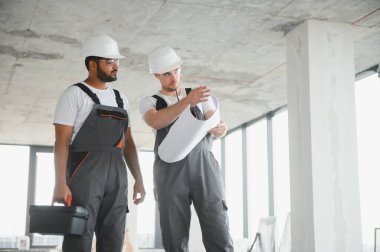 İnşaat alanında çok kültürlü inşaat işçileri..