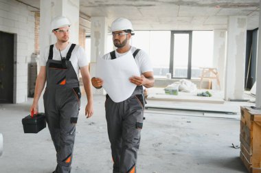 İnşaat alanında çok kültürlü inşaat işçileri..