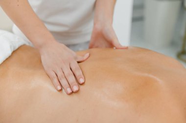 Genç adam masaj spa tedavisi keyif alıyor.