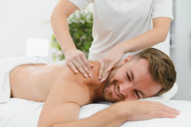 Genç adam masaj spa tedavisi keyif alıyor.