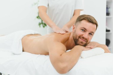 Yakışıklı adam masaj yaptırıyor..