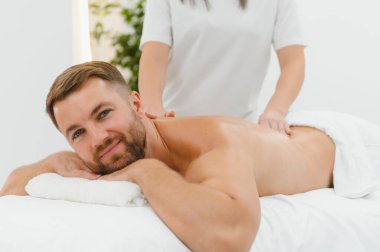 Yakışıklı adam masaj yaptırıyor..
