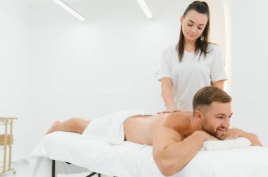 Yakışıklı orta yaşlı adam yağlı spa masajından zevk alıyor..