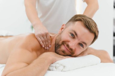 Genç adam masaj spa tedavisi keyif alıyor.