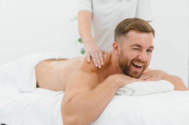 Genç adam masaj spa tedavisi keyif alıyor.