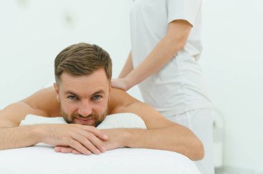 Genç adam masaj spa tedavisi keyif alıyor.