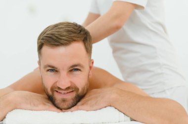 Genç adam masaj spa tedavisi keyif alıyor.