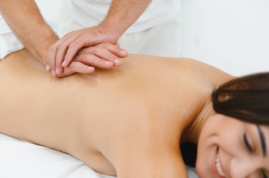 Osteopat, kaplıcada kadının sırtına masaj yapıyor..