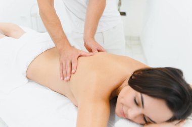 genç kadın masaj spa salonda geri alma.