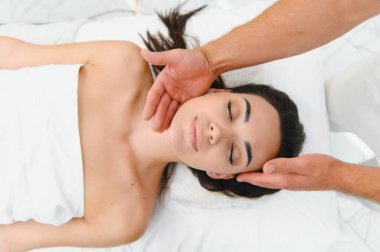 Güzeller güzeli genç kız güzellik salonunda yüz masajı yaptırıyor..