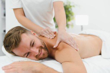 Yakışıklı adam masaj yaptırıyor..