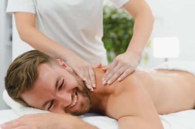 Yakışıklı orta yaşlı adam yağlı spa masajından zevk alıyor..