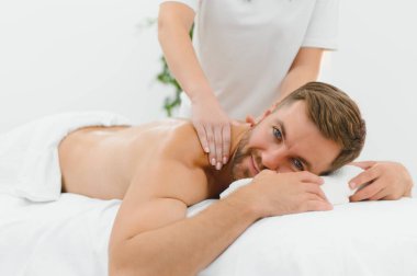 Genç adam masaj spa tedavisi keyif alıyor.