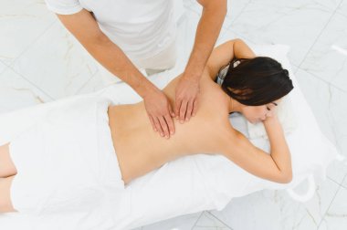 genç kadın masaj spa salonda geri alma.