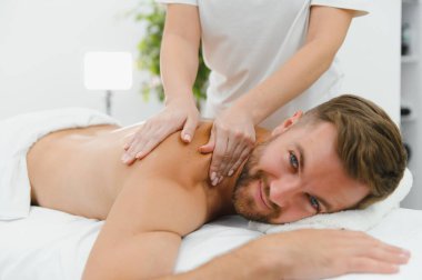 Yakışıklı orta yaşlı adam yağlı spa masajından zevk alıyor..