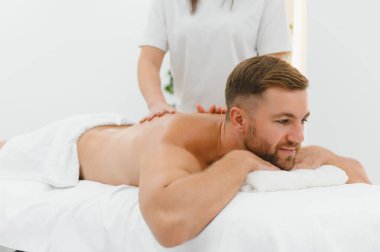 Genç adam masaj spa tedavisi keyif alıyor.