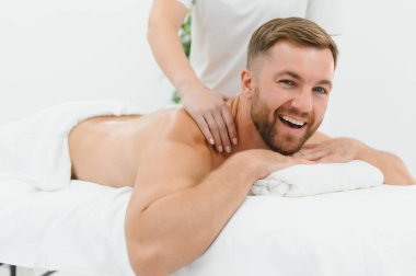 Yakışıklı adam masaj yaptırıyor..