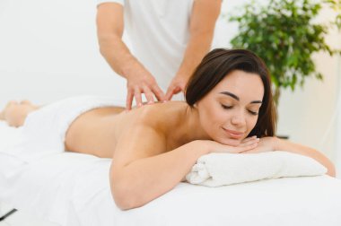 Osteopat, kaplıcada kadının sırtına masaj yapıyor..