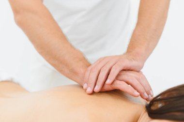 Spa terapisi. Güzeller güzeli genç bayan masaj sırasında masaya uzanıyor, yakın plan..
