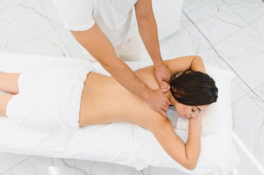 Osteopat, kaplıcada kadının sırtına masaj yapıyor..