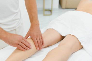 Kaplıcada ayak masajı yaptıran kadın, yakın plan..