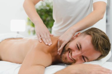 Kaplıcada sırt masajı yaptıran bir adam..