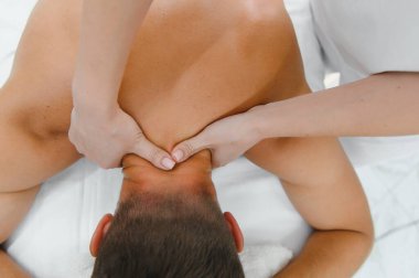 Genç adam masaj spa tedavisi keyif alıyor.