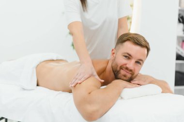 Genç adam masaj spa tedavisi keyif alıyor.