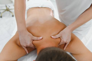 Kaplıcada sırt masajı yaptıran bir adam..