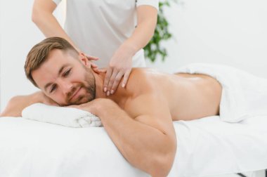 Yakışıklı adam masaj yaptırıyor..