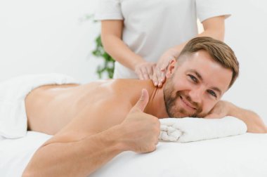 Yakışıklı adam masaj yaptırıyor..