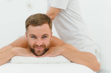 Genç adam masaj spa tedavisi keyif alıyor.