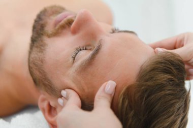 Yakışıklı orta yaşlı adam yağlı spa masajından zevk alıyor..