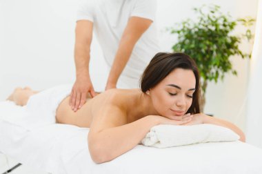 Osteopat, kaplıcada kadının sırtına masaj yapıyor..