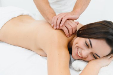 genç kadın masaj spa salonda geri alma.