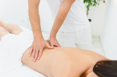 Osteopat, kaplıcada kadının sırtına masaj yapıyor..