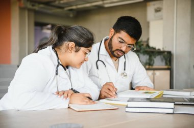 Hintli tıp öğrencisi. Hintli doktor. Eğitim kavramı.