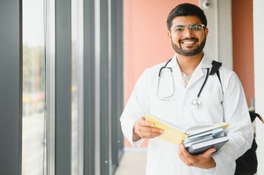 Genç bir doktor öğrencisinin portresi..