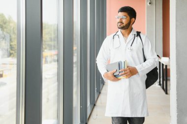 Genç bir doktor öğrencisinin portresi..