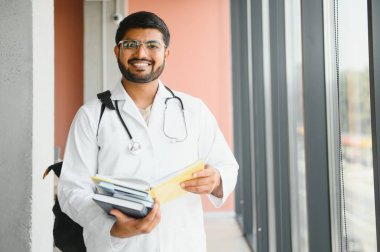 Genç bir doktor öğrencisinin portresi..