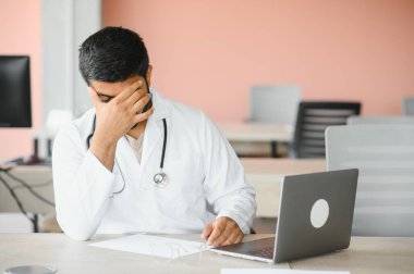 Yakın plan portre, depresyondaki genç adam sağlık görevlisi umutsuzluk içinde..
