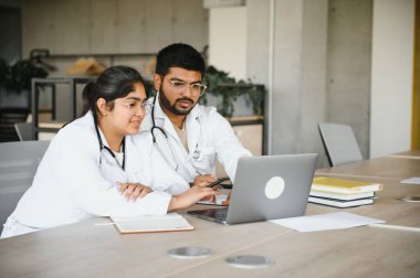 Üniversite, eğitim, tıp, anatomi konsepti. Sınıfta çok ırklı Hintli tıp öğrencileri var..