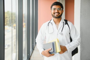 Genç bir doktor öğrencisinin portresi..