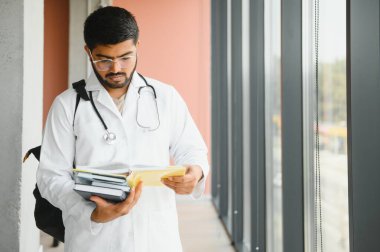 Tıp mahkemesi ve steteskopu olan çok ırklı Güney Asyalı tıp öğrencileri. Tıp öğrencisi hayatı.